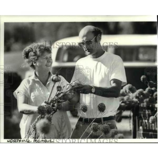 1986 Press Photo Penny And James Rodda Of Ridgfield Inspect First Crop Of Garlic #1 image